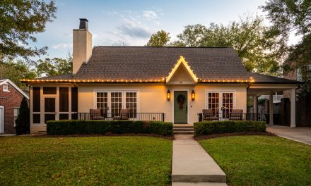 Couple Cottage – An Olde English Christmas On Tyler