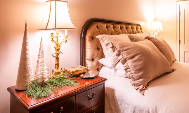 Couple Cottage – An Olde English Christmas On Tyler