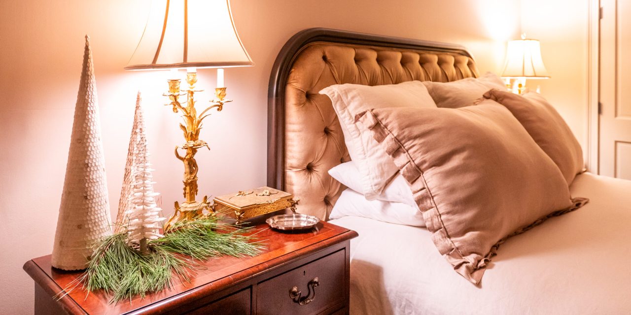 Couple Cottage – An Olde English Christmas On Tyler